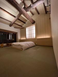 丰冈市城崎温泉 小宿 紬 tsumugi的一间设有床铺和窗户的大卧室