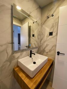 马拉加Apartamentos Málaga Premium - Calle San Telmo的浴室设有白色水槽和镜子