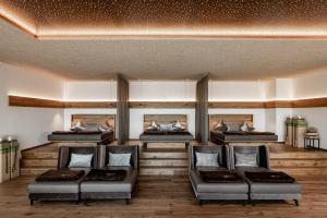 马兰扎Panoramahotel Huberhof的铺有木地板的客房配有四张床。