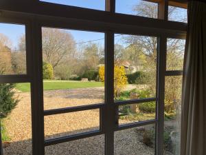 拉姆西The Barn的透过院子的窗户欣赏风景
