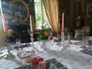 QuintinLa Demeure du Collectionneur的一张桌子,上面有一张带蜡烛的白色桌布