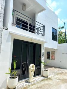 NgingasBreezes Villa的两株植物的白色房子