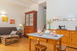 埃斯·梅卡达尔Casa Dina的客厅配有桌子和沙发
