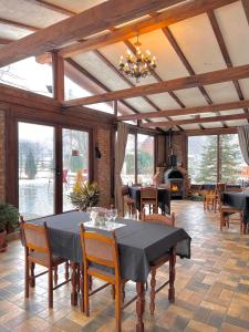 布朗Casa Cenţiu的一间带桌椅和壁炉的用餐室
