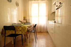 皮内托Malibù 5 Pineto Vacanza的厨房配有桌椅和窗户。