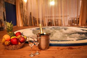 班斯科班斯科冰山酒店的浴缸配有一瓶香槟和两杯葡萄酒