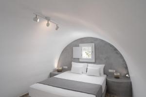 佩里沃罗White Lily Santorini - Adults Only 16 Plus的卧室配有白色的床和白色的墙壁