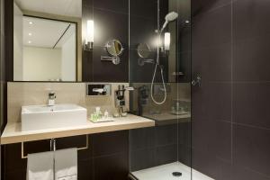 阿姆斯特丹南阿姆斯特丹NH酒店的一间带水槽和淋浴的浴室