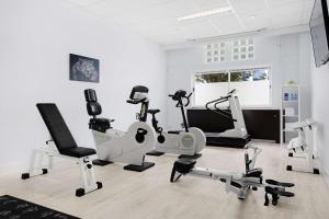 艾瑟尔河畔卡佩勒鹿特丹卡佩里NH酒店的一间健身房,里面设有数个健身器材