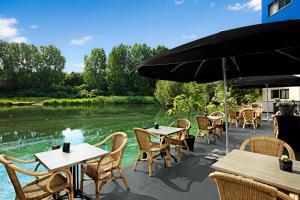 艾瑟尔河畔卡佩勒鹿特丹卡佩里NH酒店的河畔带桌椅的天井
