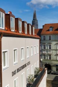 雷根斯堡Hotel Das Regensburg的白色的建筑,带有达斯住宅旅馆