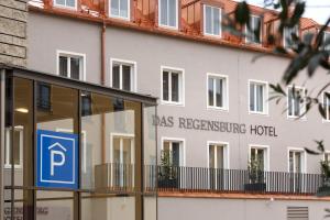 雷根斯堡Hotel Das Regensburg的一座有贵宾酒店标志的建筑