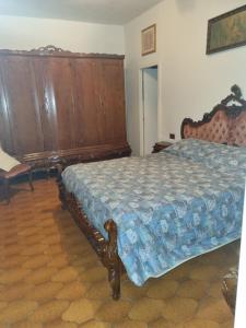 罗卡圣焦万尼Casa giovanna的一间卧室配有一张带木制床头板的床