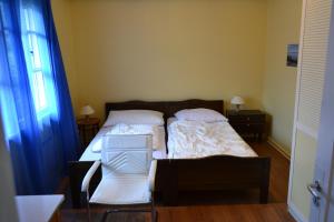 洛索内Casa Sabina in CH 6616 Losone Tessin的一间卧室配有一张带白色床单的床和一扇窗户。