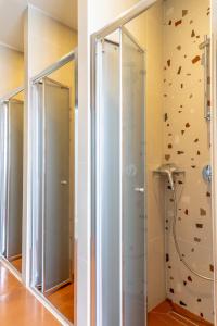 海若克利欧Intra Muros Hostel的浴室设有两面镜子和一面岩石墙
