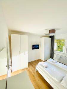 沃尔夫斯堡Zentral gelegene 2 Zi. Wohnung nähe Innenstadt/HBF的一间卧室设有两张床和窗户。