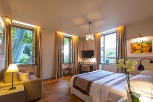 布尔邦巴斯蒂德·布尔邦酒店的卧室配有一张床、一张书桌和窗户。