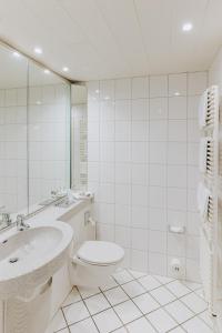韦默尔斯基兴Hotel-Restaurant Zum Schwanen的白色的浴室设有卫生间和水槽。