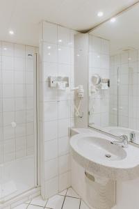 韦默尔斯基兴Hotel-Restaurant Zum Schwanen的白色的浴室设有水槽和淋浴。
