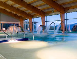 托瑟斯Hotel & Spa La Collada的一座建筑中一个带喷泉的游泳池