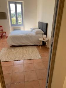 滨海拉塞讷Villa Tamaris的卧室配有1张床,铺有瓷砖地板。