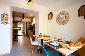 阿盖Beija Flor的厨房以及带桌椅的用餐室。
