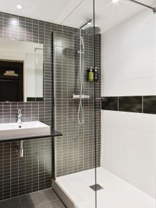 土伦土伦市中心假日旅馆的带淋浴和盥洗盆的浴室