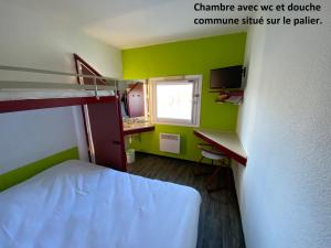 尚布利尚布丽典雅生态酒店的小房间设有双层床和书桌