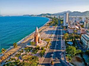 芽庄Lucky Sun Hotel Nha Trang Beach的城市和海洋的空中景观