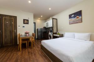 河内YR Hotel & Apartments的一间带大床的卧室和一间厨房