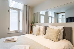 马斯特里赫特B&B Gracht 62的卧室配有带白色枕头的大床