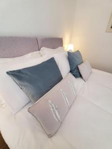 伊普斯威奇Ipswich Town Centre - Apartment 1的一张带多个枕头的白色床