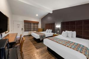 安纳海姆阿纳海姆探索套房酒店的酒店客房设有两张床和电视。