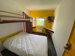 尚布利尚布丽典雅生态酒店的小房间设有床和双层床