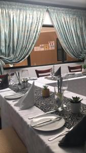 埃祖尔韦尼Mantenga Hillview的一张桌子,上面有盘子和餐巾