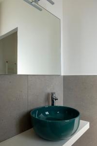 斯培西亚Allegroitalia La Spezia 5 Terre的浴室里设有蓝色水槽和镜子