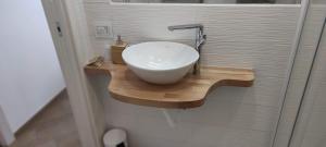 圣费利切-奇尔切奥Il fiore di loto的木制架子上配有白色水槽的浴室