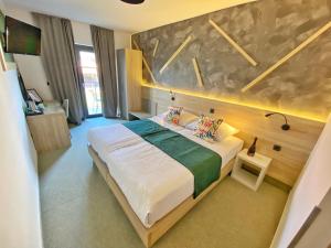 格拉博瓦茨16湖泊酒店的一间卧室,卧室内配有一张大床