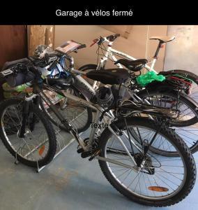 诺让莱罗特鲁Chambres d'hôtes Le 42的两辆自行车停放在车库里,彼此相邻