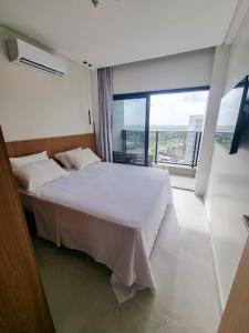 萨利诺波利斯Salinas Premium Resort的卧室设有白色的床和大窗户