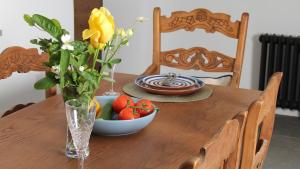 伊尔明斯特Courtyard Cottage at Stepps House的花瓶和一碗水果的木桌