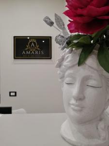 巴勒莫Amaris的白色的头像,上面有红玫瑰