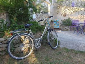 RoussasPause couleur Lavandula的停在房子旁边的草地上的自行车