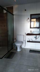 拉夫拉斯诺瓦斯Chalé Suite do chá的浴室配有卫生间、淋浴和盥洗盆。