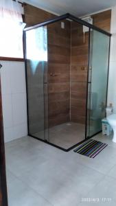 拉夫拉斯诺瓦斯Chalé Suite do chá的浴室里设有玻璃门淋浴