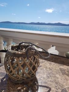 扎达尔蓬塔别墅酒店的海景阳台上的篮子