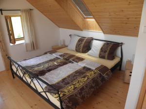 Frýdštejncharming house with beautiful landscape的木天花板的客房内的一张床位