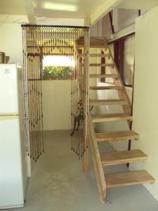 CalibishieRiversideview House的一间设有冰箱的客房内的木楼梯
