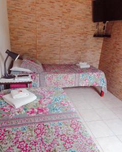 杰里科科拉阿奇米亚酒店的一间设有两张床、鲜花床罩的房间