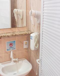 杰里科科拉阿奇米亚酒店的一间带水槽和镜子的浴室